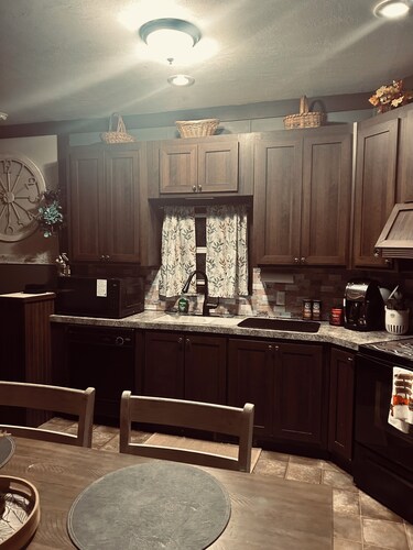 Serene Fishing Resort  3-bedroom lodge home with AC in lovely Benton