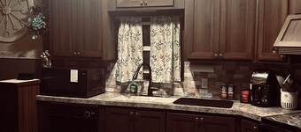 Serene Fishing Resort  3-bedroom lodge home with AC in lovely Benton