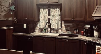 Serene Fishing Resort 3-bedroom lodge home with AC in lovely Benton