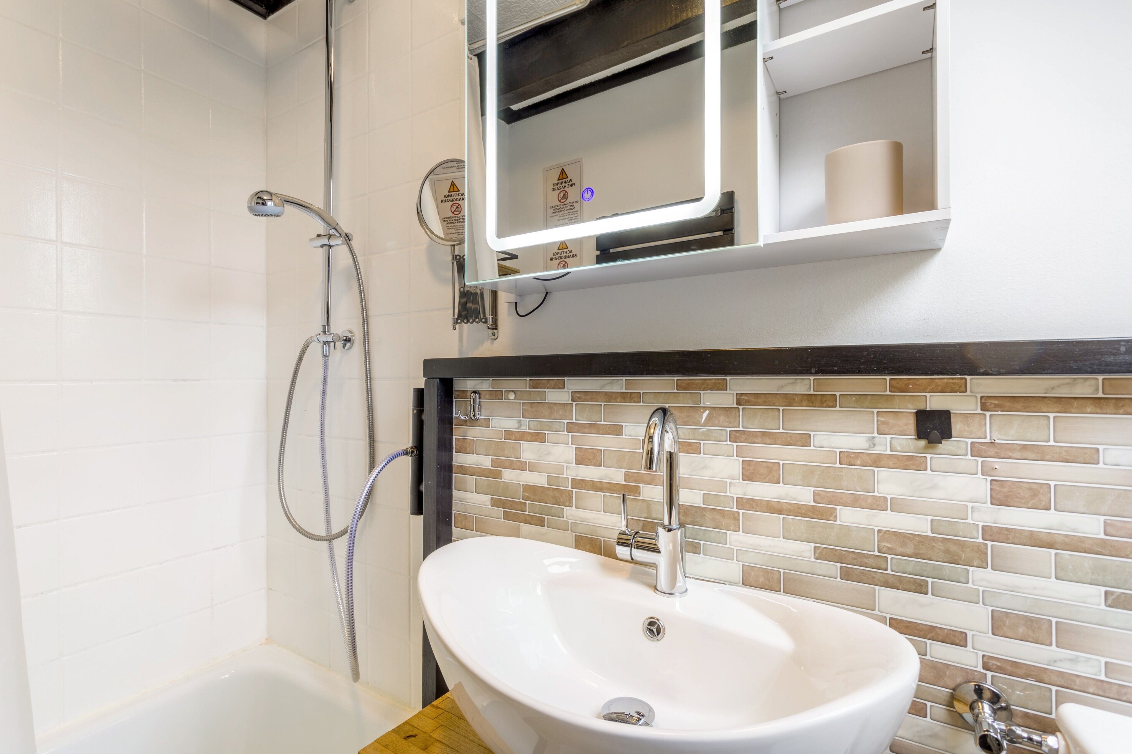 Ein Badezimmer mit Badewanne, Waschbecken und Dusche.