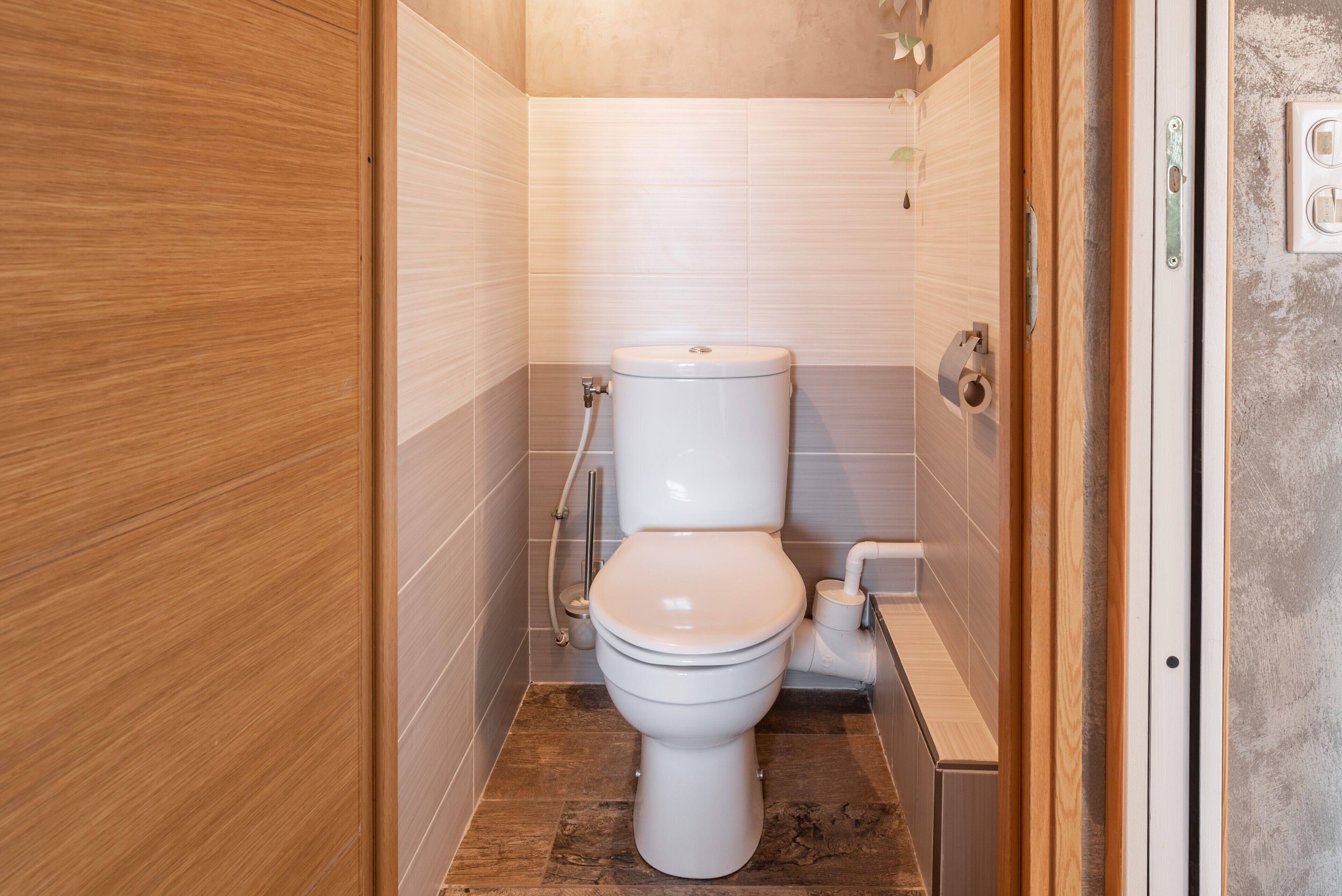 Un baño moderno con inodoro, bidé y zona de ducha.