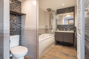 Dusche, Haartrockner, Handtücher