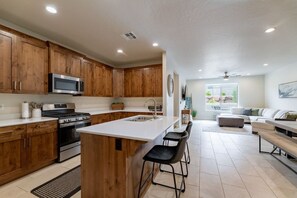 Fridge, microwave, oven, stovetop - Spacious Getaway w/Heated Pool (Washington)