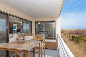 Outdoor dining - Direct Oceanfront Condo (Ocean City)