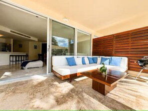 Living area - Luxury Poolfront 2BR Ocean View Beach Club (Playa del Carmen)