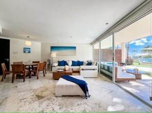 Living area - Luxury Poolfront 2BR Ocean View Beach Club (Playa del Carmen)