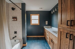 Hair dryer, towels, soap, shampoo - Come Enjoy Weswood - The A-frame at the top of the mountain. (Fannin County)