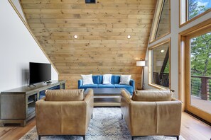 Smart TV, fireplace, books - Come Enjoy Weswood - The A-frame at the top of the mountain. (Fannin County)