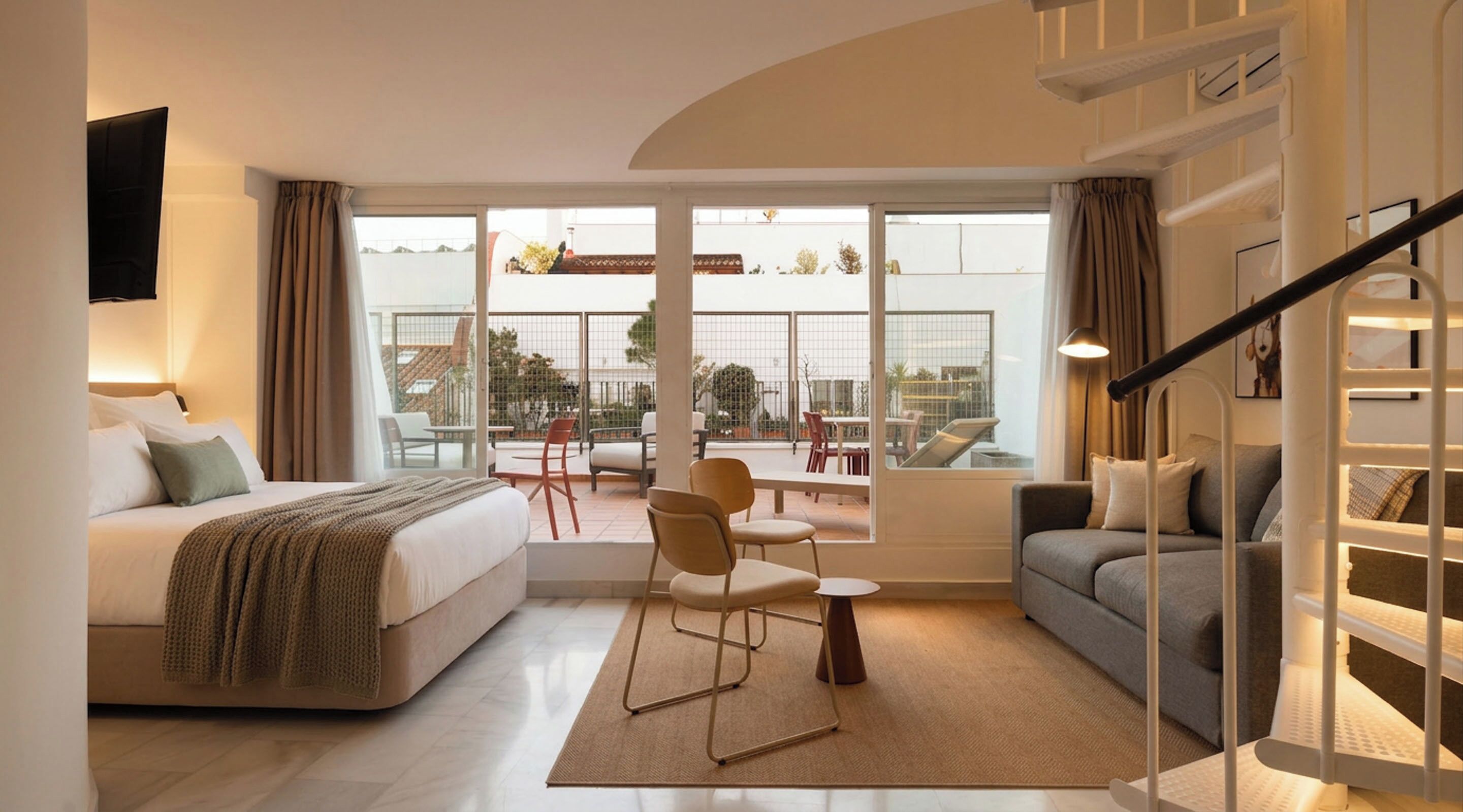 One-Bedroom Apt with rooftop terrace | 起居區 | 43-吋平面電視，提供有線頻道