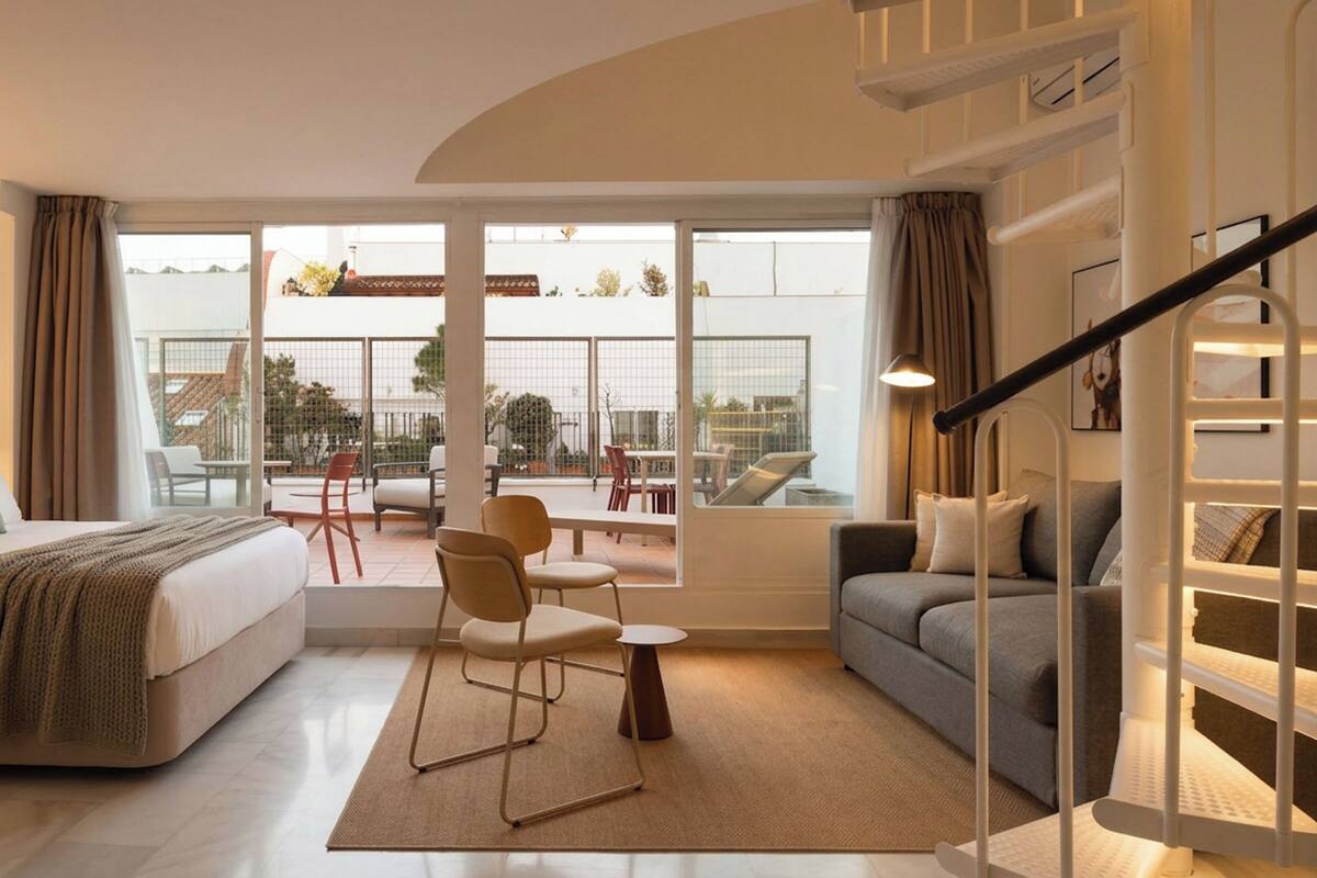 One-Bedroom Apt with rooftop terrace | 起居區 | 43-吋平面電視，提供有線頻道