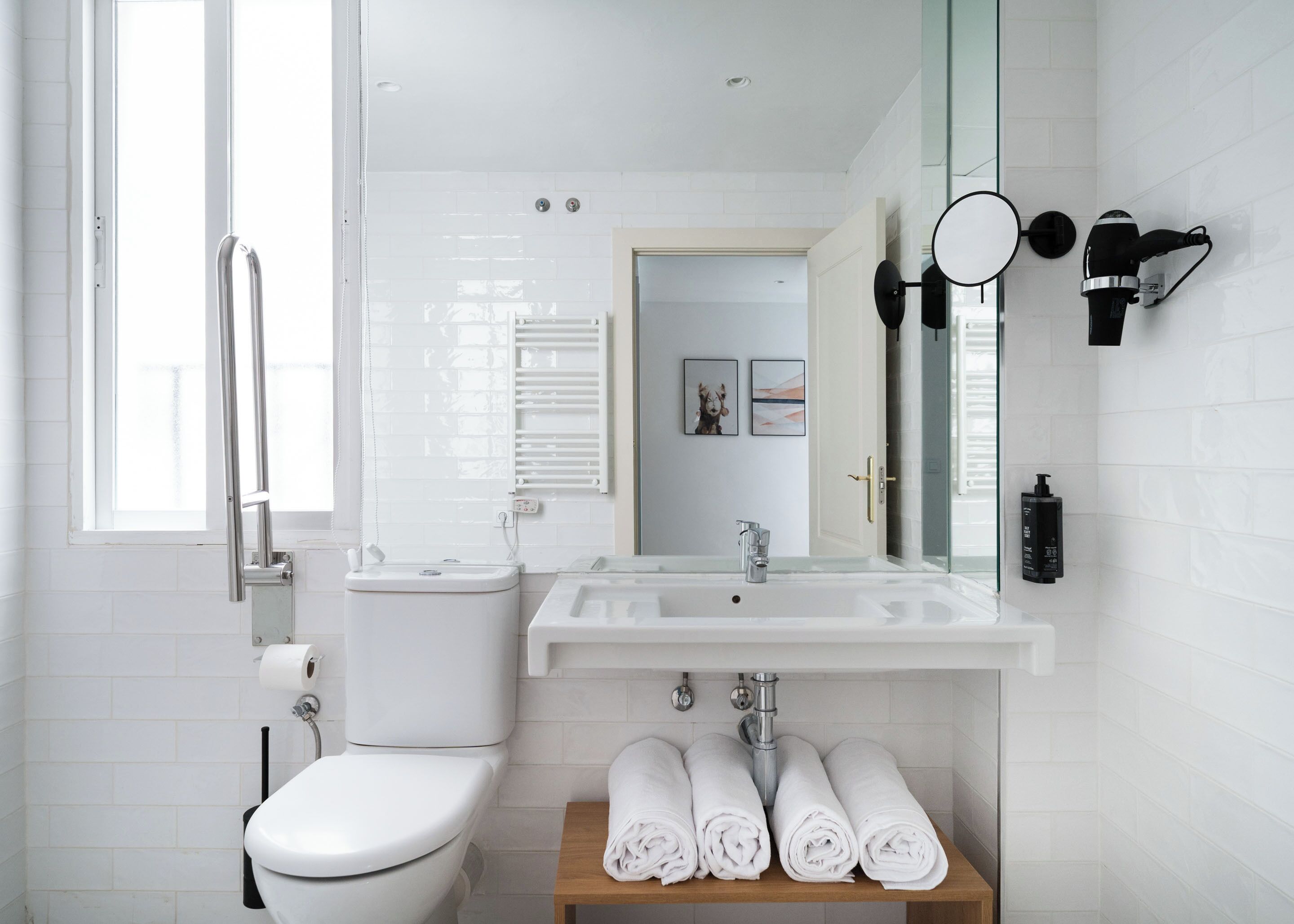 Two Bedroom Apt Wheelchair accessible | Badkamer