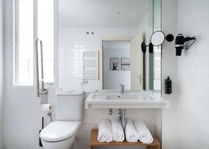 Two Bedroom Apt Wheelchair accessible | Badkamer