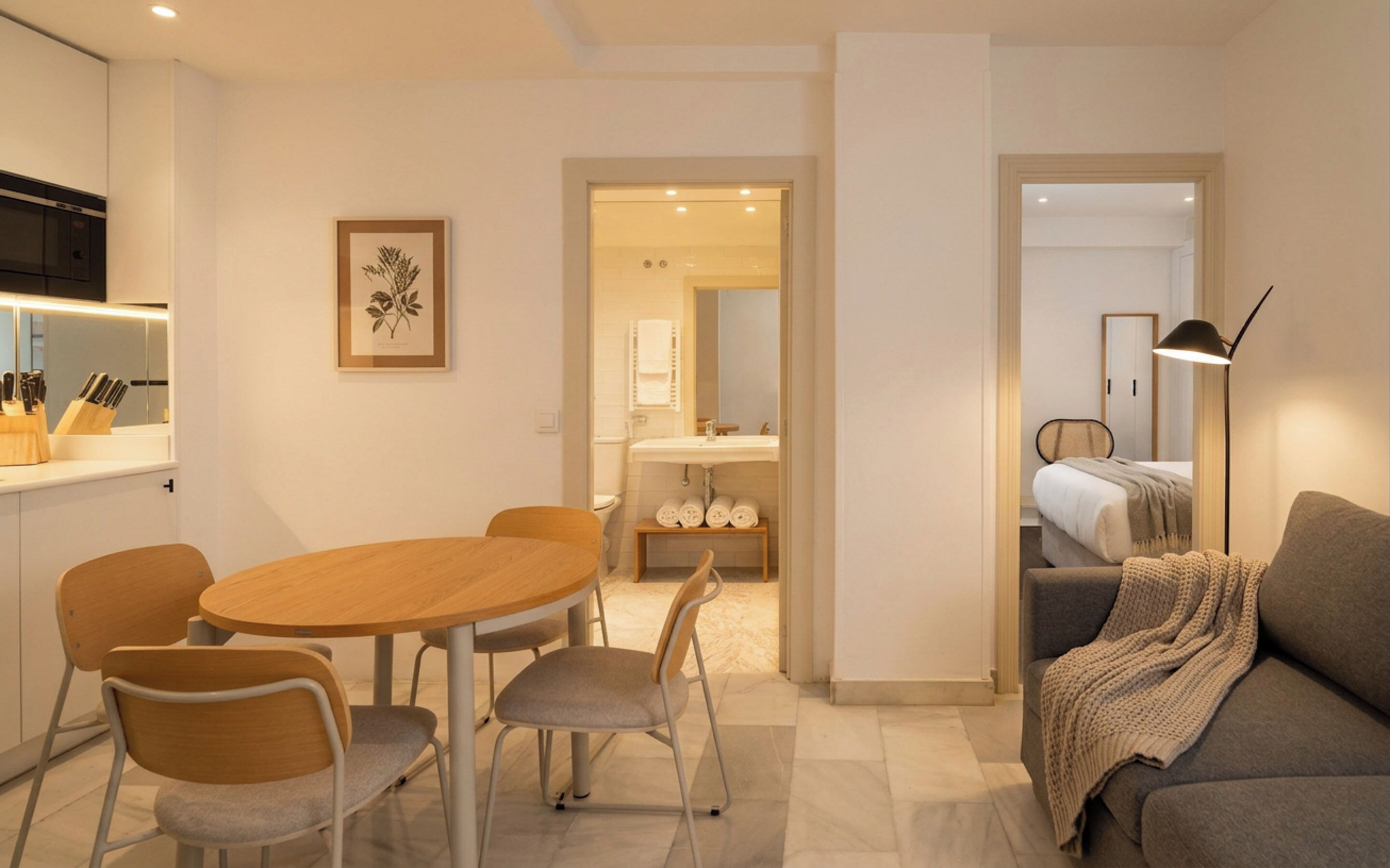 Two Bedroom Apt Wheelchair accessible | 起居區 | 43-吋平面電視，提供有線頻道