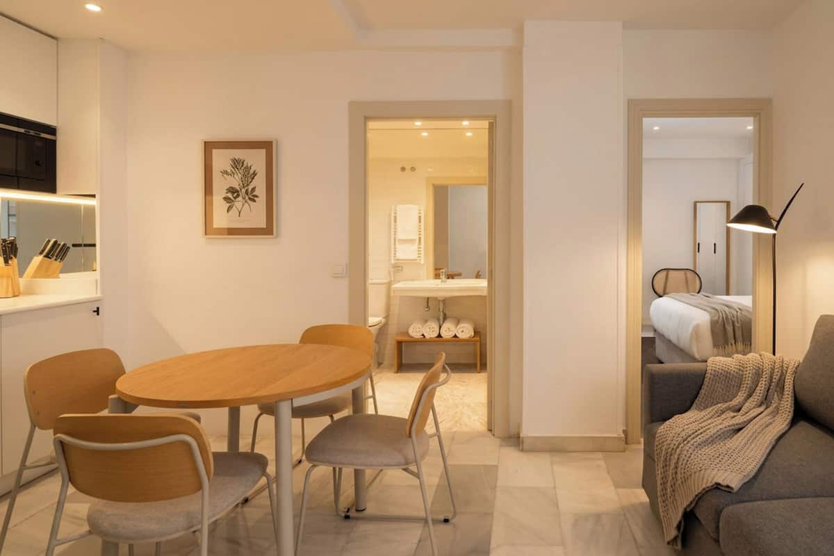 Two Bedroom Apt Wheelchair accessible | 起居區 | 43-吋平面電視，提供有線頻道