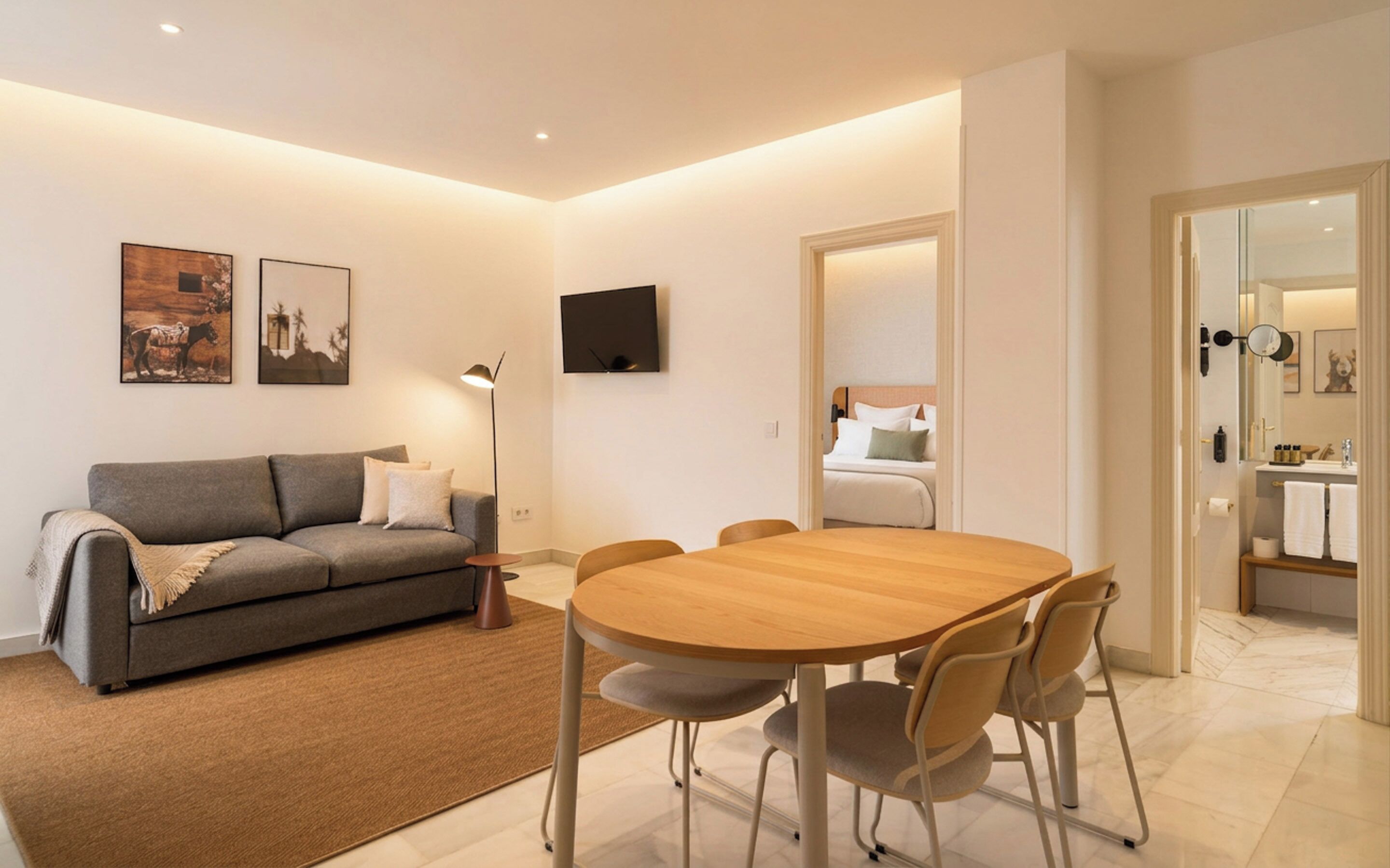 One Bedroom Apartment with sofa bed | 起居區 | 43-吋平面電視，提供有線頻道