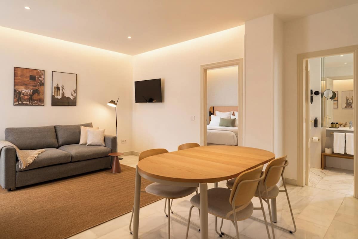 One Bedroom Apartment with sofa bed | 起居區 | 43-吋平面電視，提供有線頻道