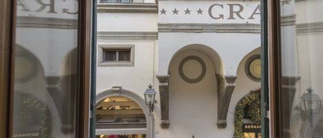 المنشأة من الداخل