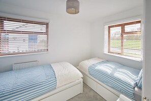 2 bedrooms, WiFi, bed sheets - Host & Stay | Aurora Shore (Humberston Fitties)