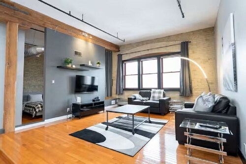 Top-Floor Suite in Exchange District | 2 Bed | 2 Bath |