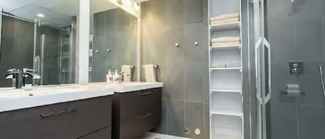 Douche, sĂšche-cheveux, serviettes fournies, savon