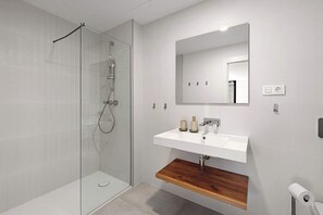 Shower, hair dryer, towels, shampoo - Evergreen 26, 4 bedroom apartment, families only. (Las Lagunas de Mijas)