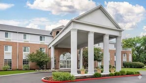 Exterior - Relaxing 1BR Stay w/ Kitchen l Indoor Pool, Fitness & Outdoor BBQ Area (Mishawaka)