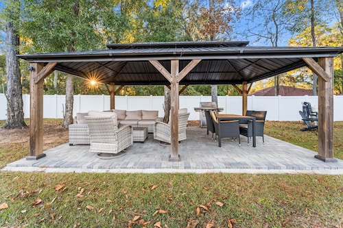 SPOTLESS Pet friendly 6 miles to WEC King Beds Fire Pit Grille Gazebo BRAND NEW