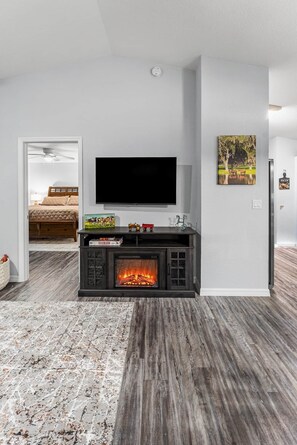 3 bedrooms, desk, iron/ironing board, free WiFi - SPOTLESS Pet friendly 6 miles to WEC King Beds Fire Pit Grille Gazebo BRAND NEW (Ocala)