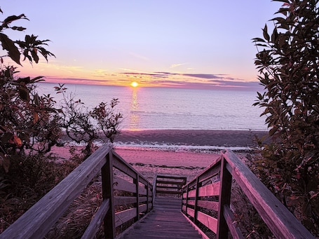 Beach nearby. Driftwood Cottages - 65A - Whale