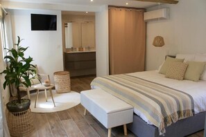 Deluxe szoba kétszemélyes ággyal, földszinti | Széf a szobában, sötétítőfüggöny és ingyenes wifi