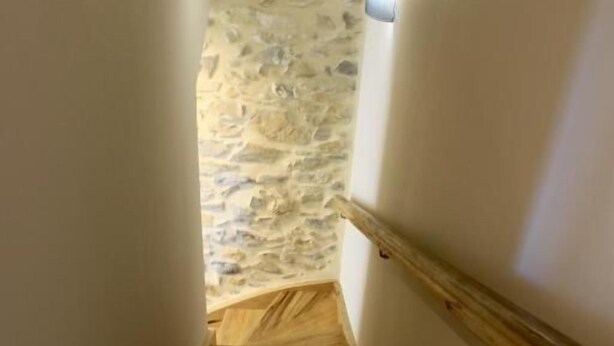 A wooden staircase with a stone wall at the bottom. - La Maison de Vaison (Vaison-la-Romaine)