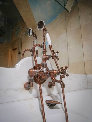 Hair dryer, towels, soap, toilet paper - 👉 Artist’s residence – magical surroundings & unique charm (Preuilly-sur-Claise)