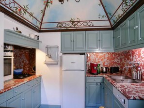 Fridge, oven, stovetop, dishwasher - 👉 Artist’s residence – magical surroundings & unique charm (Preuilly-sur-Claise)