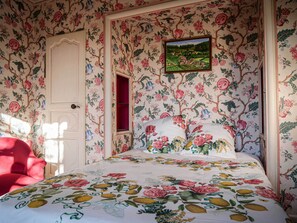 4 bedrooms, desk, iron/ironing board, free WiFi - 👉 Artist’s residence – magical surroundings & unique charm (Preuilly-sur-Claise)