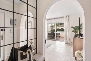 Interior - Garden Suites 52 Luxury Apartment in Puerto Banus with Mountain Views (Marbella)