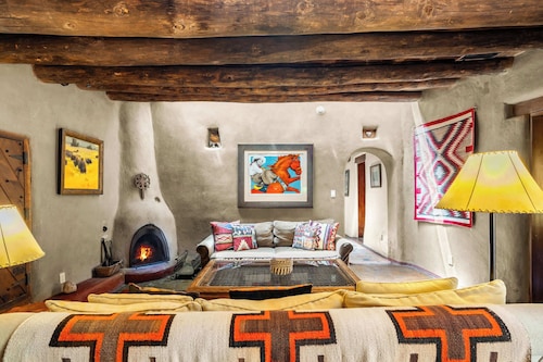 Historic Adobe, Kiva Fireplace, Walk to Canyon Rd