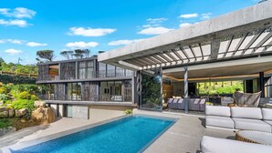 A modern house with a swimming pool, outdoor seating, and a pergola. - Tarentaal Kloof Villa in Higgovale. (Cape Town)