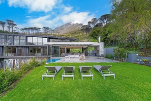 Outdoor dining - Tarentaal Kloof Villa in Higgovale. (Cape Town)