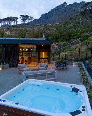 Outdoor dining - Tarentaal Kloof Villa in Higgovale. (Cape Town)