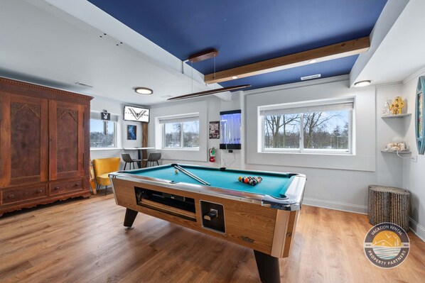 Games room - Event Lounge with Pool Table and Arcade (Lake Geneva)