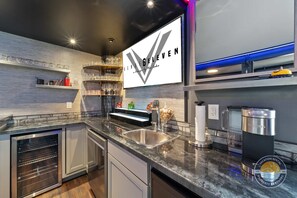 Fridge, coffee/tea maker, blender