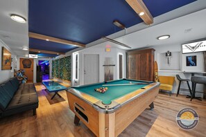 Games room - Event Lounge with Pool Table and Arcade (Lake Geneva)