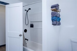 Serviettes fournies, savon, papier toilette
