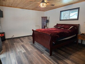 Room - Yaak River Retreat (Troy)