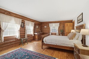 3 bedrooms, iron/ironing board, WiFi, bed sheets - Townsend Charm: River View Historic Log Cabin! (Townsend)