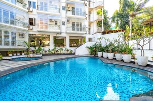 Una piscina al aire libre