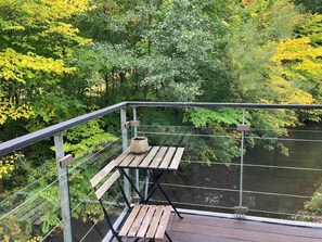 Outdoor dining - Modern apartment, balcony over Grejs Å, 5 min to Vejle center, free parking (Vejle)