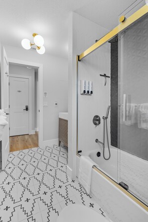 Une salle de bain moderne avec une douche, une baignoire et un carrelage décoratif.