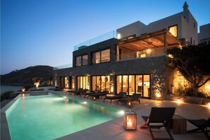 Pool - Clifftop Luxury Villa with Infinity Pool, Sea Views and Sunset views in Mykonos (Mykonos)