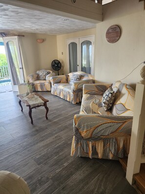 Interior - Beautiful 3-Bedroom Home with Pool in Signal Hill (Signal Hill)